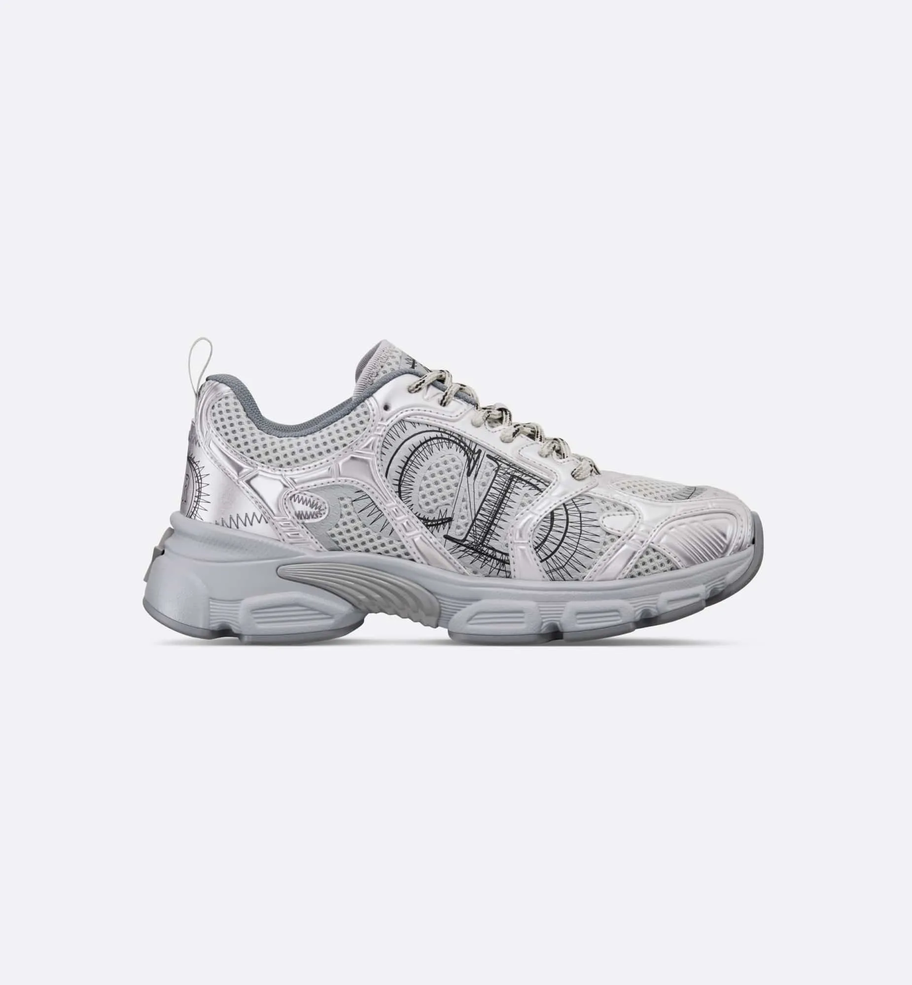 👟👟Ex-factory price 560👟👟 Dior Casual Sports Shoes Dad Shoes This new Dior Chrono sports shoe autumn ready-to-wear series reinterprets running shoes with Dior's high-end style. White and black mesh fabric with leather-effect panels, CD logo on the sides, star patch on the tongue and Dior logo on the heel, many details highlight the style. Using two-color laces, lightweight soles with star decoration, it can create a casual look all year round ▪️Size: 35-40